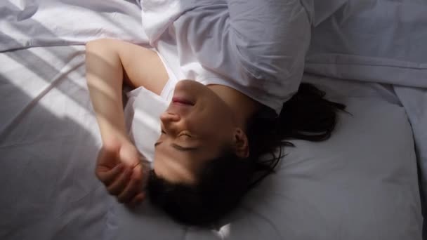 Atractiva Joven Descansada Mujer Refrescada Disfruta Agradable Despertar Acogedor Dormitorio — Vídeo de stock