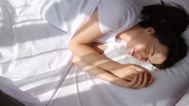 Satisfeito Sereno Pacífica Bela Jovem Deitada Dormindo Relaxante Dormindo Cama — Vídeo de Stock