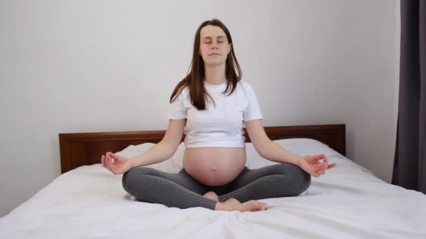 Ηρεμία Έγκυος Γυναίκα Χαλαρώστε Στο Κρεβάτι Διαλογισμό Θέση Λωτού Μελλοντική — Αρχείο Βίντεο
