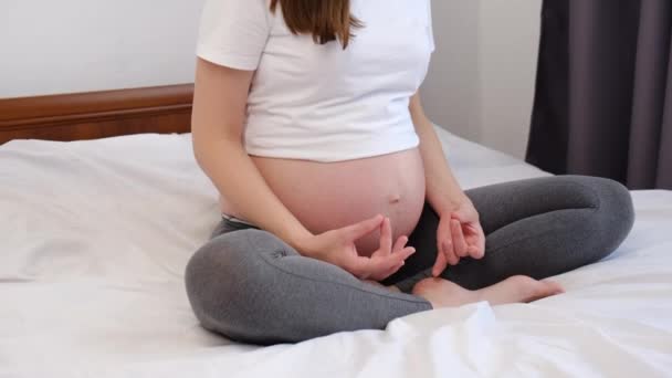 Mujer Embarazada Joven Interesada Sienta Cómoda Cama Blanca Practicar Yoga — Vídeos de Stock