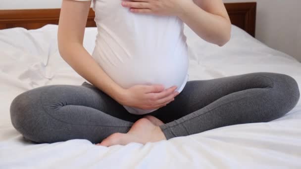 Giovane Donna Yogi Che Esercizio Yoga Mattutino Dopo Essersi Svegliata — Video Stock