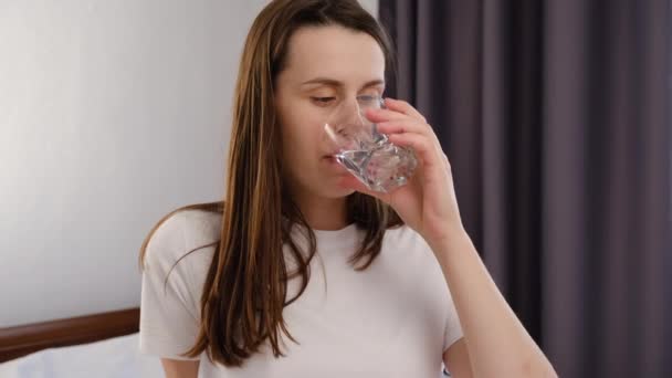 Primer Plano Retrato Joven Mujer Caucásica Sonriente Despertando Bebiendo Vaso — Vídeo de stock