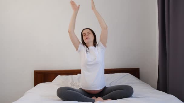 Meditação Ioga Gravidez Mulher Grávida Caucasiana Atraente Meditando Fazendo Exercício — Vídeo de Stock