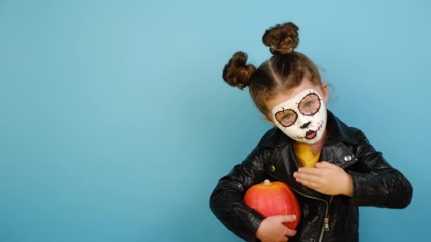 Menina Usa Maquiagem Assustadora Pequena Criança Segurar Abóbora Laranja Brincando — Vídeo de Stock