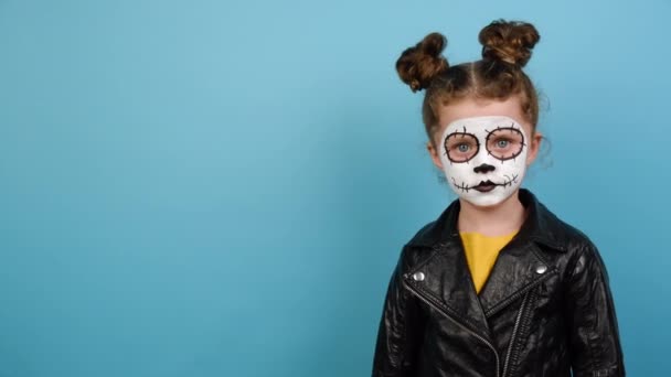 Totensonntag Und Halloween Konzept Nettes Kleines Mädchen Mit Grellem Beängstigendem — Stockvideo