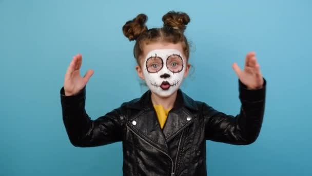 Mała Dziewczynka Nosi Przerażający Makijaż Gestykulując Dłońmi Pokazującymi Duży Duży — Wideo stockowe