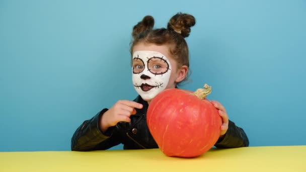 Happy Cute Little Girl Palec Punkt Pomarańczowej Dyni Nosi Przerażający — Wideo stockowe
