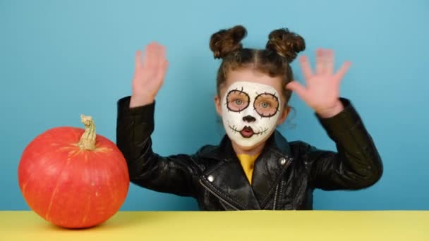 Frohes Halloween Porträt Des Niedlichen Kleinen Mädchens Das Neben Einem — Stockvideo