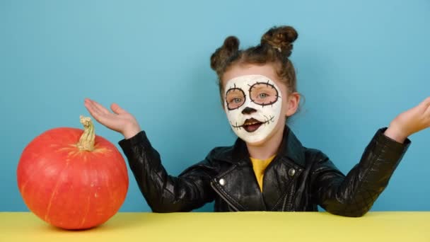 Kleines Vorschulmädchen Mit Kreativem Halloween Make Blickt Die Kamera Sieht — Stockvideo