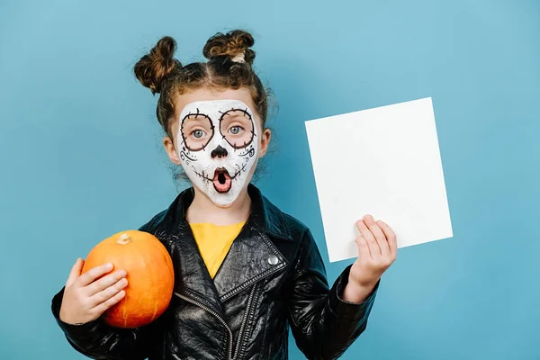 Schockiertes Kleines Mädchen Trägt Beängstigendes Make Hält Kürbis Und Weißen — Stockfoto