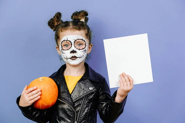 Nettes Kleines Mädchen Trägt Beängstigendes Make Hält Orangefarbenen Kürbis Und — Stockfoto