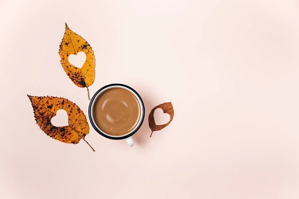 Podzim Den Díkůvzdání Zimní Koncept Šálek Kávy Sušené Listy Tvaru — Stock fotografie