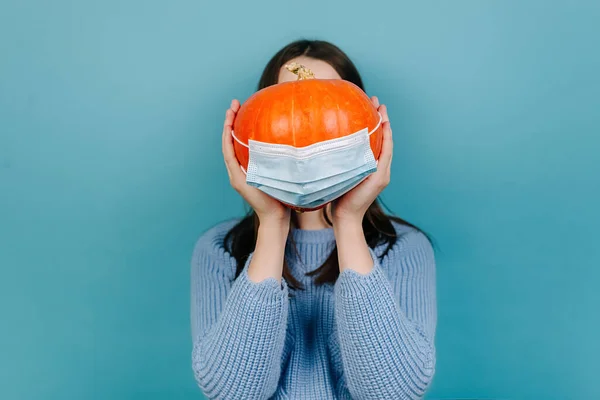 Nowa Normalna Koncepcja Zbliżenie Nierozpoznawalna Młoda Kobieta Trzymać Halloween Dyni — Zdjęcie stockowe