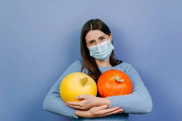 Mutsuz Genç Bir Kadın Tıbbi Maske Takıyor Iki Küçük Balkabağı — Stok fotoğraf