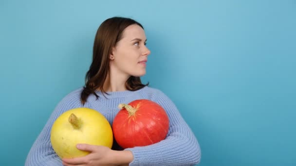 Giovane Donna Scioccata Tiene Piccole Zucche Indossa Maglione Maglia Bianca — Video Stock