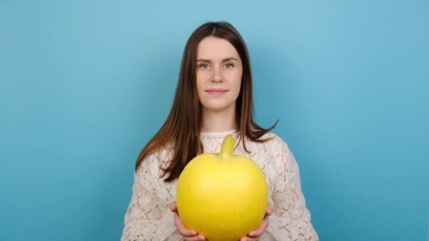 Feliz Mujer Alegre Sosteniendo Mano Calabaza Amarilla Mirando Cámara Sabe — Vídeo de stock