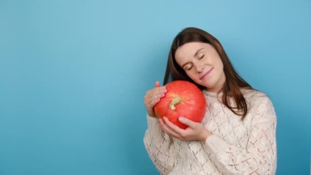 Joven Feliz Abraza Calabaza Madura Anaranjada Sonríe Agradablemente Vestida Con — Vídeo de stock