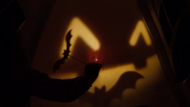 Evdeki Karanlık Çadırda Oturan Küçük Kızın Gölgeli Yarasalar Ürkütücü Balkabaklarıyla — Stok video