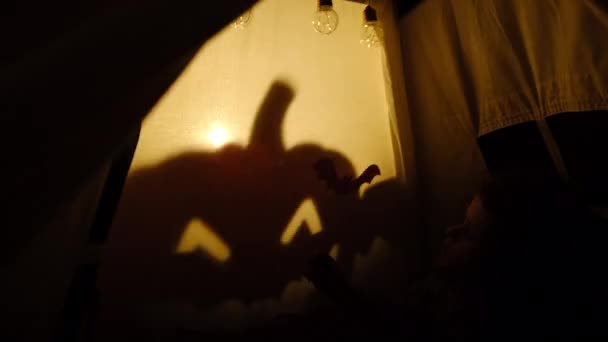 Kleine Dochter Zit Donkere Tent Thuis Met Knipperend Licht Spelen — Stockvideo