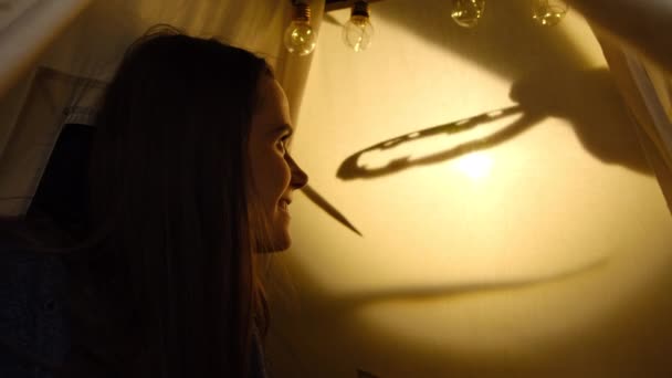 Evdeki Çadırda Oturan Mutlu Genç Annenin Gölgeli Balkabağıyla Tiyatro Gösterisi — Stok video