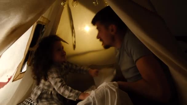 Jovem Pai Sentado Tenda Escura Com Sombras Abóbora Assustadora Fingindo — Vídeo de Stock