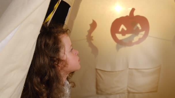 Tatlı Kızın Cadılar Bayramı Nda Anne Kuklası Gösterisini Izlemesi Evde — Stok video