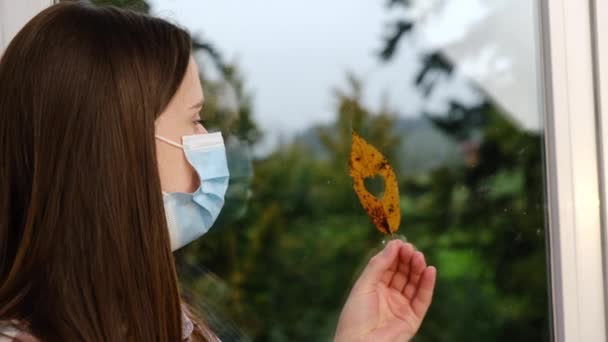 Retrato Cerca Una Mujer Joven Con Máscara Azul Médica Sentada — Vídeo de stock