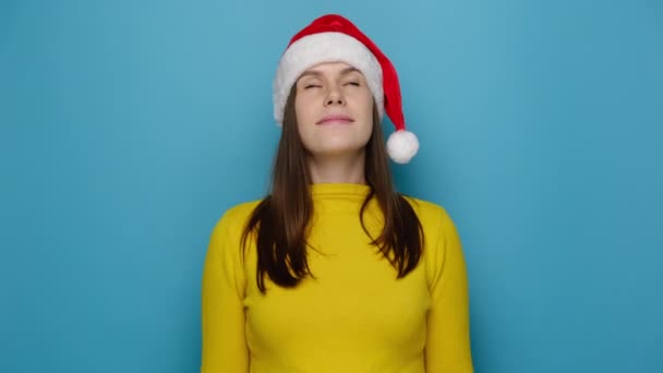 Koncepcja Świątecznego Życzenia Szczęśliwy Cute Młoda Kobieta Stoi Palcami Skrzyżowanymi — Wideo stockowe
