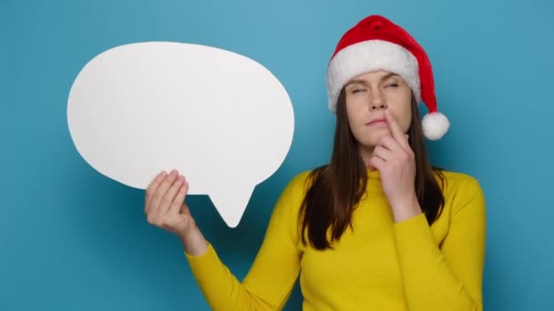 말풍선을 손가락이 여성의 모습은 기적이 일어나기를 기다리고 크리스마스 모자를 스튜디오 — 비디오