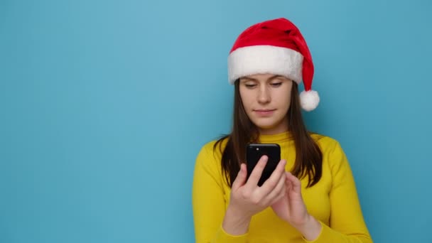 Lachende Vrouw Met Smartphone Ontvangen Sms Met Groot Nieuws Voelt — Stockvideo