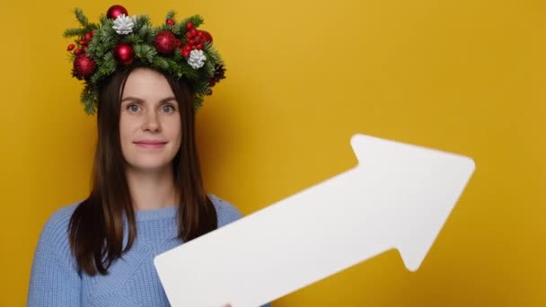 Giovane Donna Tradizionale Ghirlanda Natale Mostrando Parte Con Freccia Mostrando — Video Stock