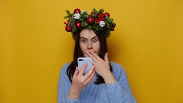 Geschokt Leuke Jonge Vrouw Vasthouden Met Behulp Van Mobiele Telefoon — Stockvideo