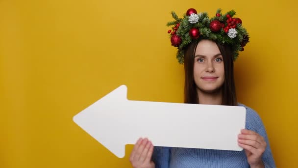 Красива Молода Жінка Затишному Синьому Светрі Різдвяному Вінку Показує Сторону — стокове відео