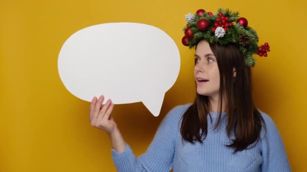 Wanita Muda Cantik Yang Terkejut Memegang Dan Menunjuk Gelembung Pidato — Stok Video