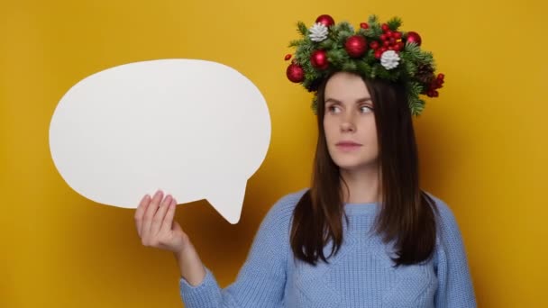 Terkejut Wanita Muda Bersemangat Memegang Gelembung Pidato Kosong Putih Mengenakan — Stok Video