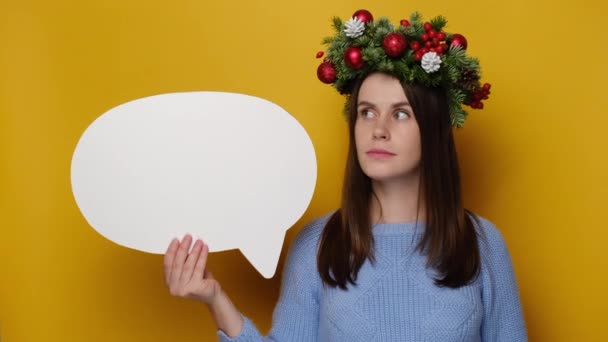 Wanita Muda Yang Lucu Memegang Gelembung Pidato Kosong Dan Mengatakan — Stok Video