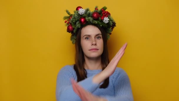 Портрет Серьезной Молодой Женщины Традиционном Рождественском Венке Говорит Нельзя Показывать — стоковое видео