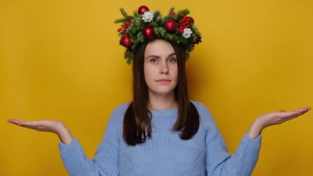 Verbaasde Jonge Vrouw Traditionele Kerstkrans Schouders Kijkt Onzeker Verward Zoek — Stockvideo