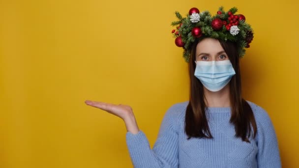 Ung Kvinna Traditionell Julkrans Bär Respirator Mask För Att Skydda — Stockvideo