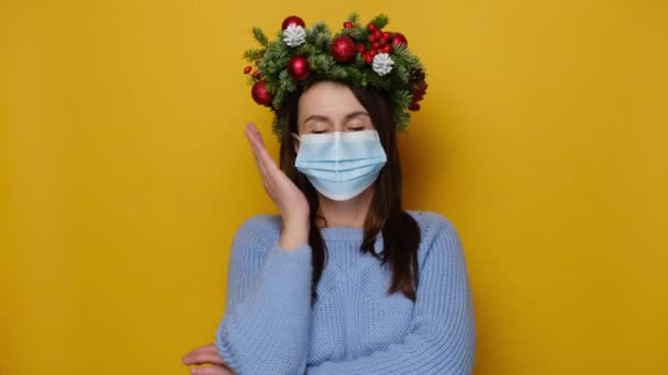 Olycklig Ung Kvinna Bär Medicinsk Ansiktsmask Ser Ledsen Axelryckningar Med — Stockvideo