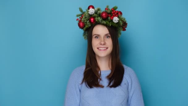 Portret Van Een Blije Jonge Vrouw Kerstkrans Gekleed Een Knusse — Stockvideo