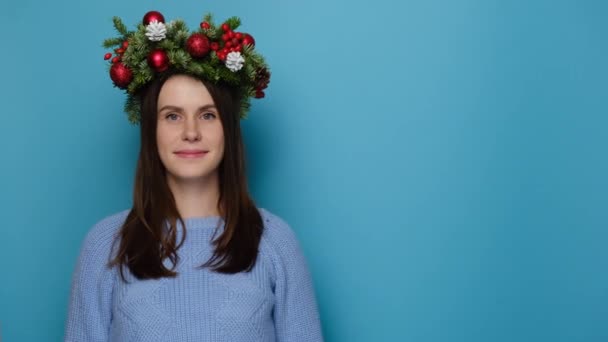 Porträt Einer Hübschen Brünetten Frau Traditionellem Weihnachtskranz Mit Okay Zeichen — Stockvideo