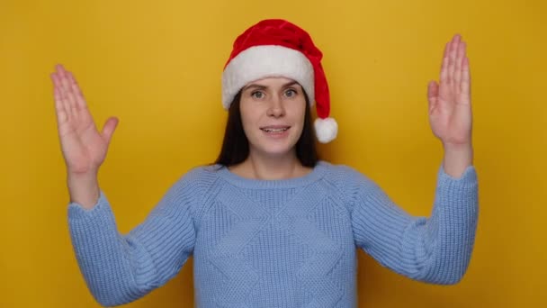 Verrast Jonge Vrouw Kerstmis Rode Hoed Tonen Grote Maat Gebaar — Stockvideo