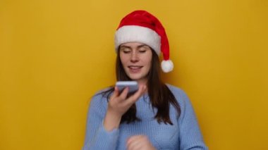 Sevimli genç bir kadın arkadaşıyla telefonda konuşuyor, ses tanıma cihazı kullanıyor ya da sanal asistanı aracılığıyla internet hizmetlerinden faydalanıyor, kırmızı şapka takıyor. Çeviri uygulaması konsepti
