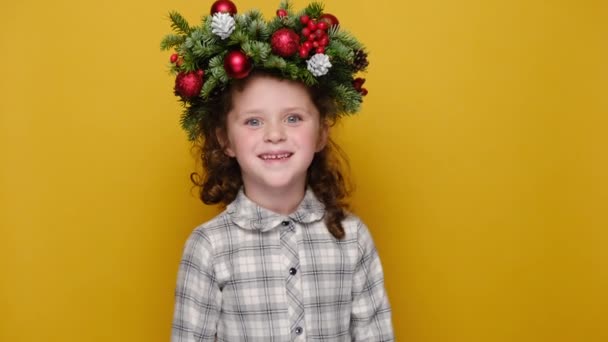 Portret Van Een Schattig Meisje Een Traditionele Kerstkrans Zwaailicht Hallo — Stockvideo