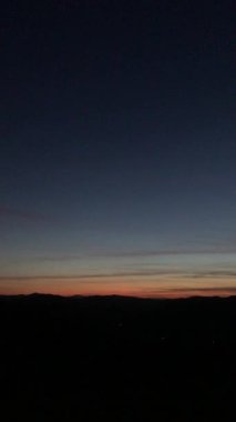 Akşam dağları sinemanın sıcacık günbatımında. Huzurlu doğa ve açık hava kamp havası.