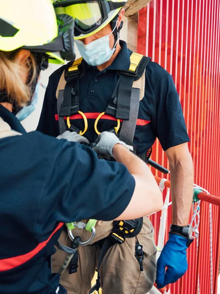 Bomberos Revisando Herramientas Prácticas Verticales Rescate Durante Ejercicio Entrenamiento Concepto — Foto de Stock