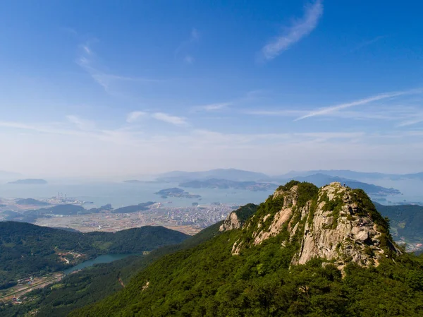 Kayalık dağ tepe, Köyü, küçük şehir, deniz ve gökyüzü