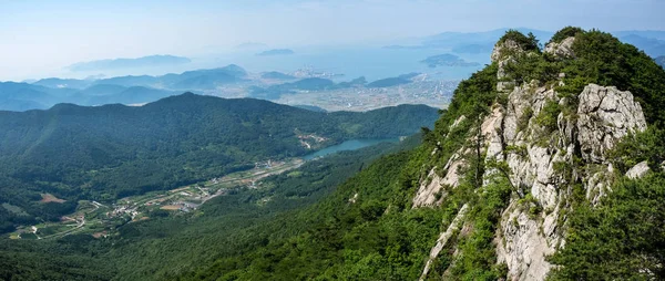 Una Montagna Rocciosa Picco Villaggio Piccola Città Mare Cielo — Foto Stock