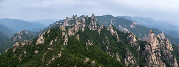 Panoramisch Uitzicht Rotsachtige Bergtoppen Bereiken — Stockfoto